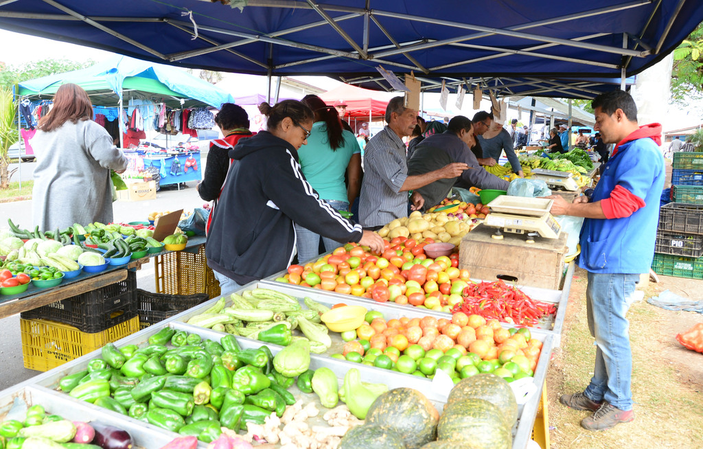 feira-livre-frutas-feirante