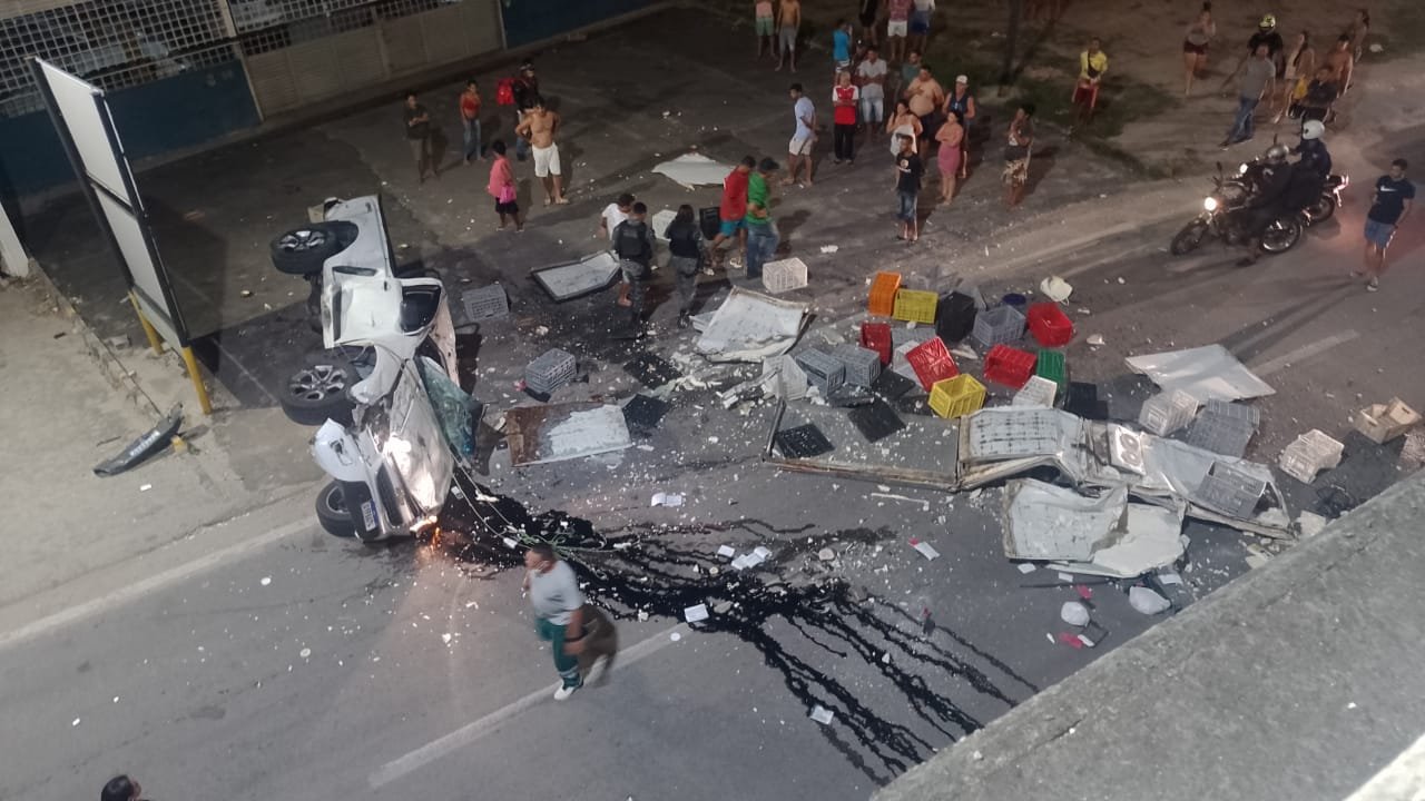 acidente-carro-caminhonete-caminhão-br-104