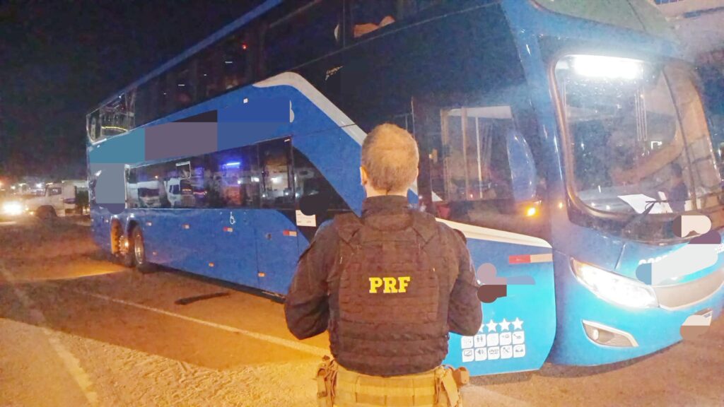 Dispositivos foram encontrados em um ônibus. (Imagem: Divulgação/PRF)