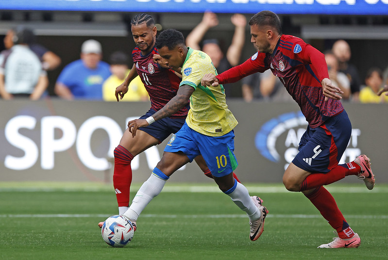 Jogo-brasil-costarica-grama-futebol