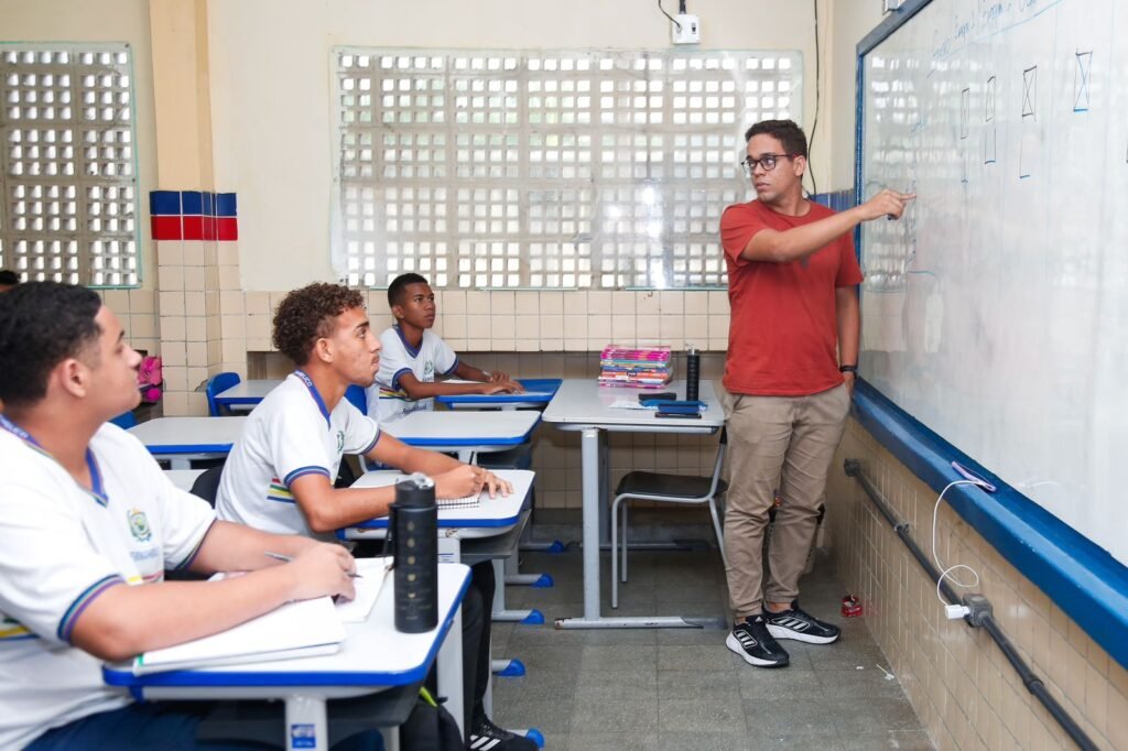 Docentes devem responder o questionário através de um link. (Imagem: Filipe Jordão/SEE)