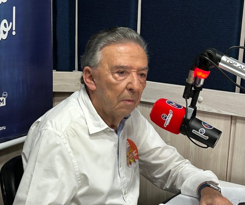 O Candidato participou de entrevista na Metropolitana FM. (Imagem: Wesley Souza/Metropolitana FM)