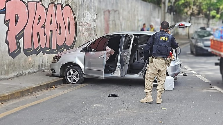 Detidos disseram que todo o entorpecente seria entregue a uma pessoa no município de Abreu e Lima. (Imagem: Divulgação/PRF)