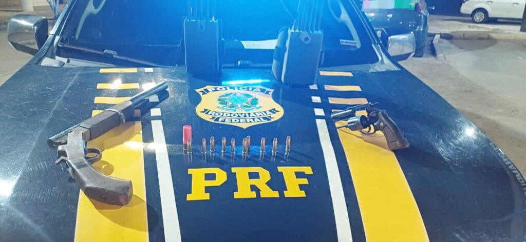 PRF recuperou carro furtado após tentativa de fuga. (Imagem: Divulgação/PRF)