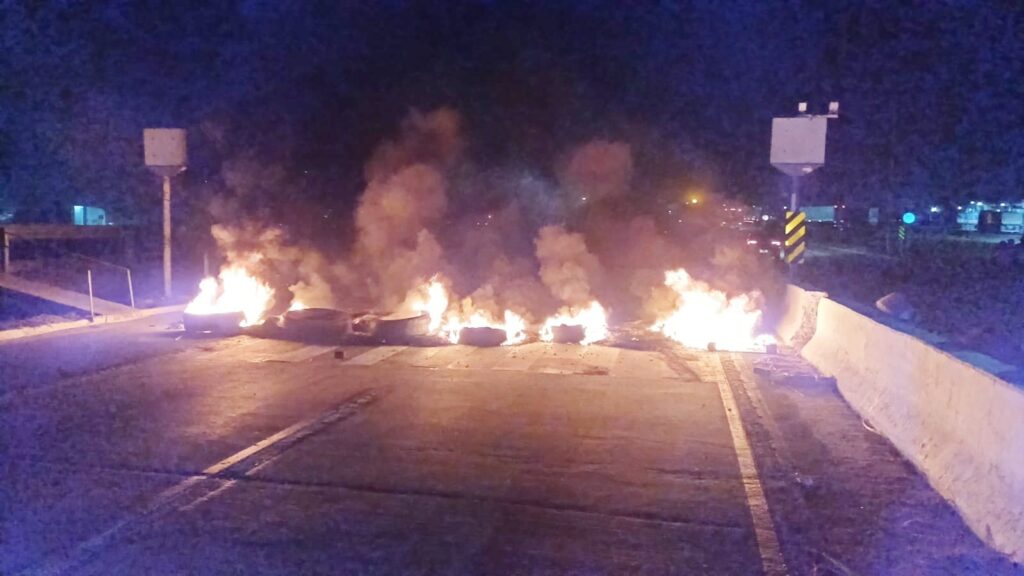 Rodovia foi liberada duas horas depois. (Imagem: Divulgação/PRF)