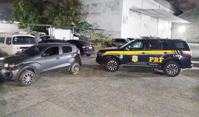 Carro havia sido roubado no Recife. (Imagem: Divulgação/PRF)