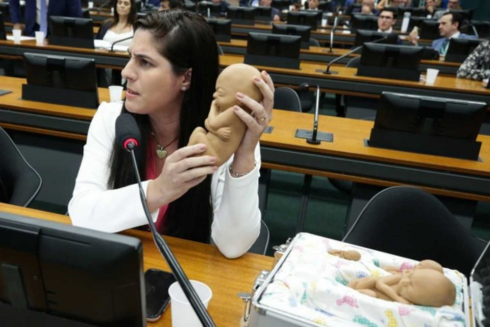 pec-aborto-ccj-aprovação-camara