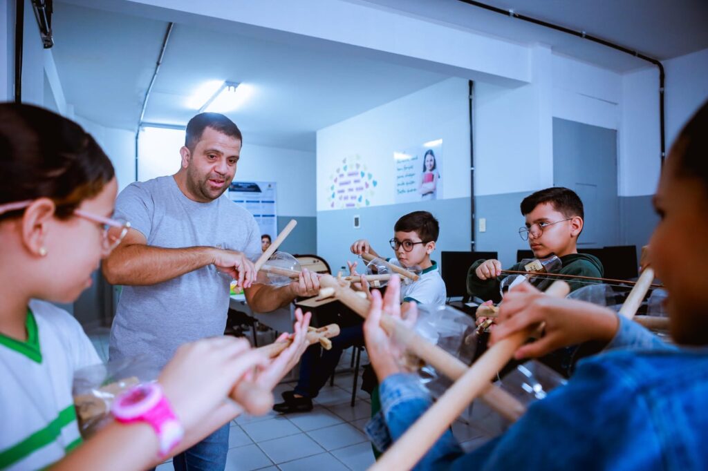 Objetivo do professor é fazer com que os alunos tenham a oportunidade de aprender a tocar violino de uma forma mais democrática. (Imagem: Divulgação/Secom/PMC)