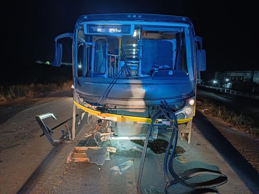 Motorista do outro veículo precisou ser atendido. (Imagem: Divulgação/PRF)