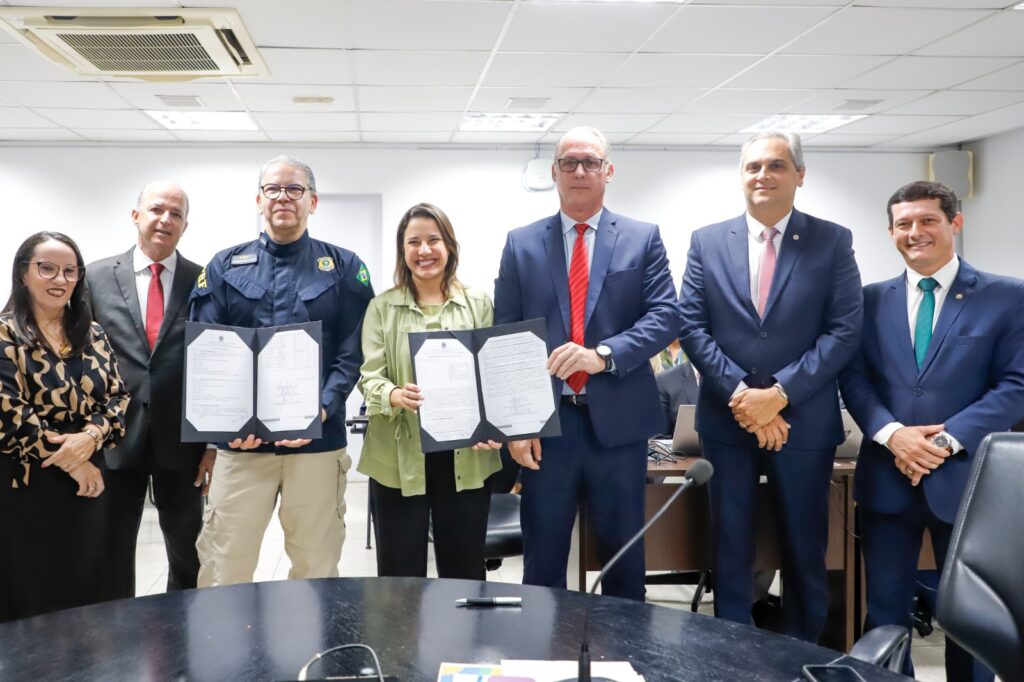 Assinatura aconteceu nesta segunda (20), durante reunião do programa Juntos Pela Segurança. (Imagem: Yacy Ribeiro/Secom)