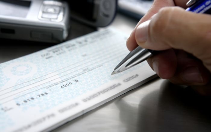 137,6 milhões de cheques foram utilizados por brasileiros em 2024. (Imagem: Reprodução/Internet)