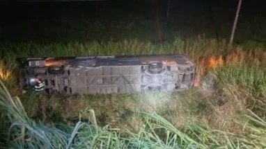 45 pessoas estavam no veículo, que tinha saído do Rio de Janeiro. (Imagem: Divulgação/PRF)