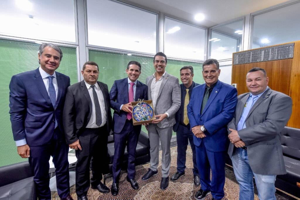 Convites foram entregues nesta quarta (23). (Imagem: Secom)