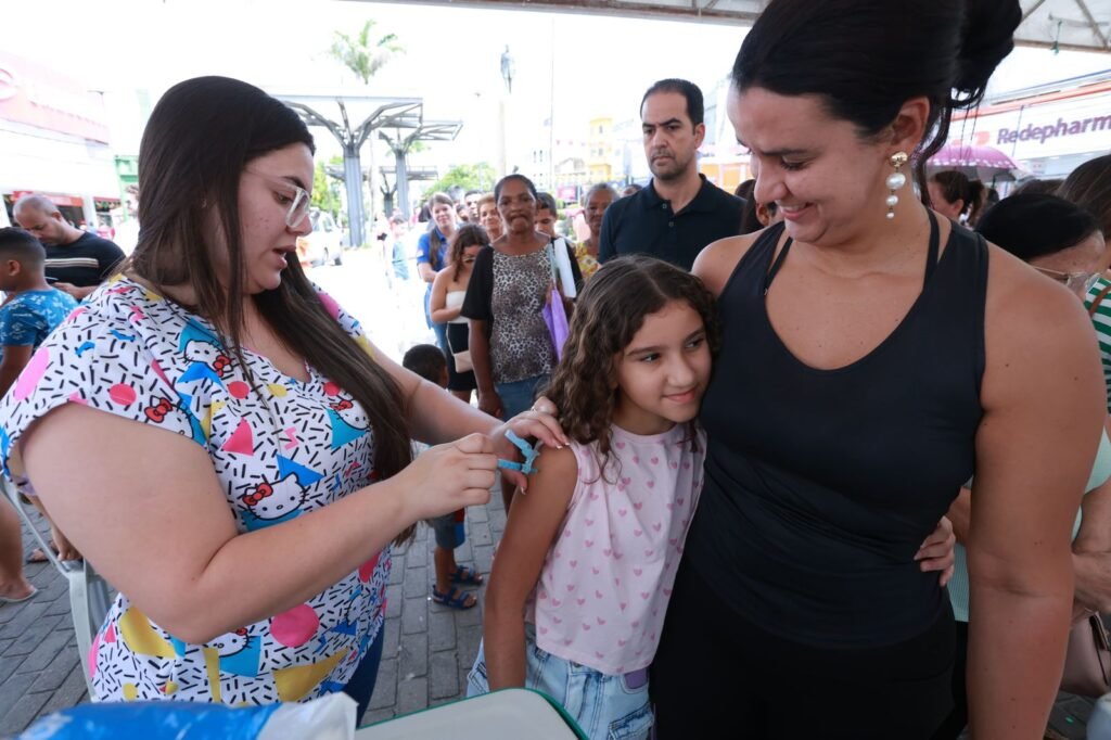 É necessário apresentar caderneta de vacinação e cartão do SUS. (Imagem: Jorge Farias/ PMC)