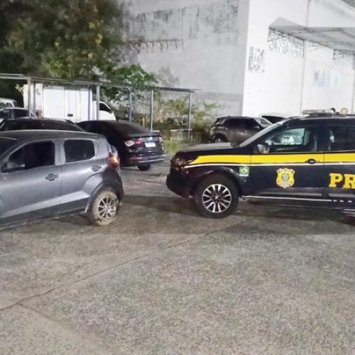 Carro havia sido roubado no Recife. (Imagem: Divulgação/PRF)