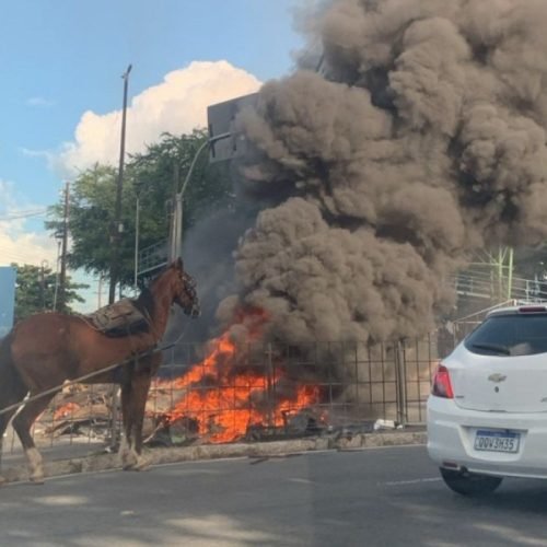 Protesto pretende seguir para a prefeitura do Recife. (Imagem: Reprodução)