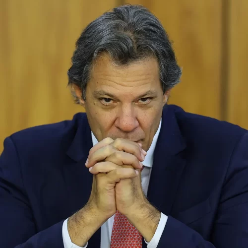 O ministro da Fazenda, Fernando Haddad, anunciou nesta quarta-feira (27) um pacote que prevê o corte de gastos de R$ 70 bilhões em 2025 e 2026. O governo enviará, combinado ao pacote de corte de gastos obrigatórios, a proposta para isentar de Imposto de Renda quem ganha até R$ 5 mil por mês, disse em pronunciamento nesta noite o ministro da Fazenda, Fernando Haddad. Ele esclareceu que a medida não terá impacto sobre as contas públicas porque será bancada com a taxação extra de quem ganha mais de R$ 50 mil mensais. O governo discutiu por semanas uma proposta que visa assegurar a viabilidade nos próximos anos do arcabouço fiscal, regra que limita o crescimento das despesas. Parte do pacote exigirá a aprovação do Congresso Nacional. Entre as ações, estão uma limitação para o crescimento do salário mínimo, restrição para o abono salarial e um aumento nos impostos dos chamados super-ricos Segundo Haddad, a medida faz parte da segunda etapa da reforma tributária, que prevê a reforma do Imposto de Renda. No pronunciamento, o ministro lembrou da reforma tributária do consumo, promulgada no ano passado e em regulamentação pelo Congresso, que trará outros benefícios às classes baixa e média.