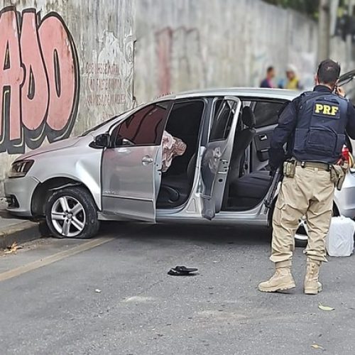 Detidos disseram que todo o entorpecente seria entregue a uma pessoa no município de Abreu e Lima. (Imagem: Divulgação/PRF)