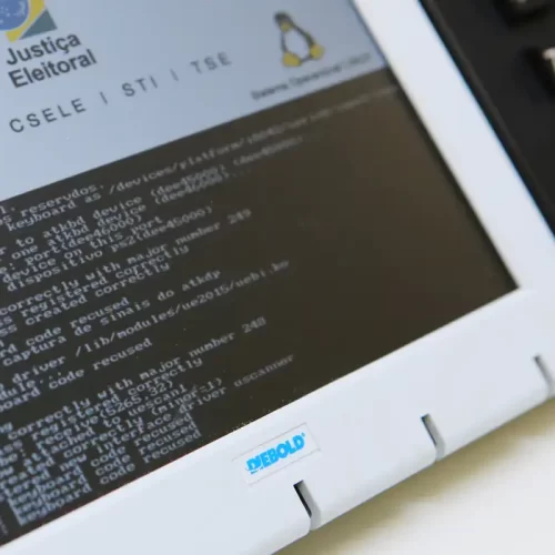 urna eletrônica sendo testada eleições 2024