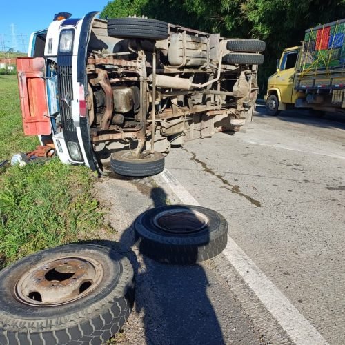 carreta-acidente-prf-232-via