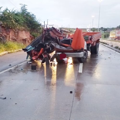 acidente-prf-caminhão-colisão