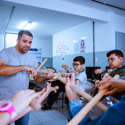 Objetivo do professor é fazer com que os alunos tenham a oportunidade de aprender a tocar violino de uma forma mais democrática. (Imagem: Divulgação/Secom/PMC)