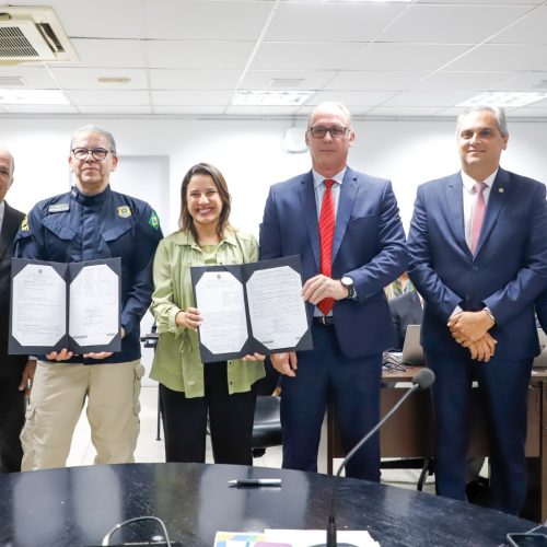 Assinatura aconteceu nesta segunda (20), durante reunião do programa Juntos Pela Segurança. (Imagem: Yacy Ribeiro/Secom)