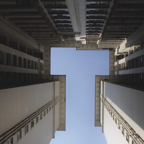 Ele afirmou que a mulher teria se jogado. (Imagem: Freepik)