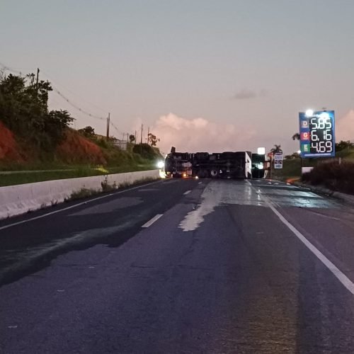 Tombamento ocorreu no Km 19. (Imagem: Divulgação/PRF)