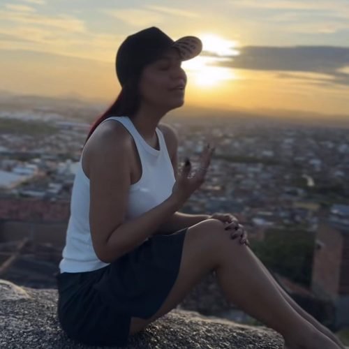 Priscila aproveitou para gravar um vídeo da música nova. (Imagem: Reprodução/Instagram)