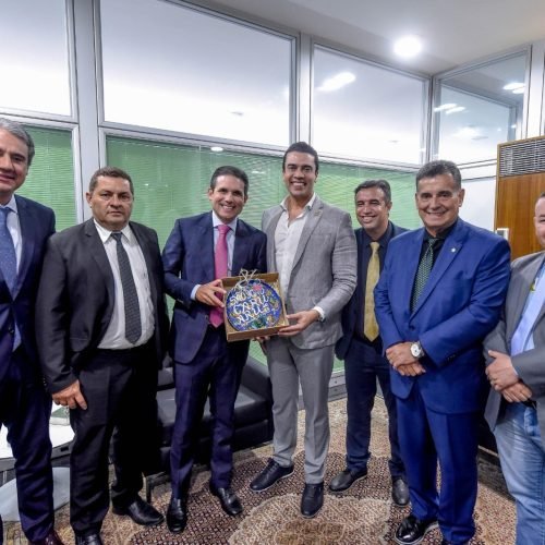 Convites foram entregues nesta quarta (23). (Imagem: Secom)