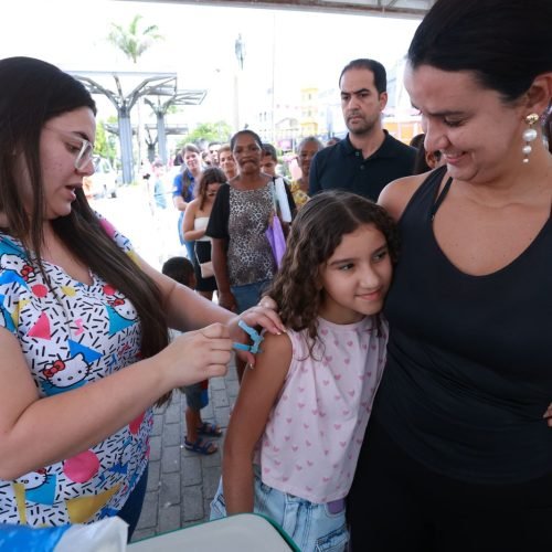 É necessário apresentar caderneta de vacinação e cartão do SUS. (Imagem: Jorge Farias/ PMC)