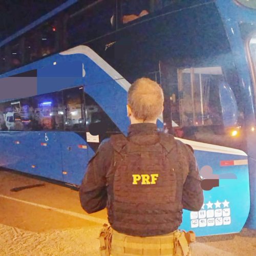 Dispositivos foram encontrados em um ônibus. (Imagem: Divulgação/PRF)