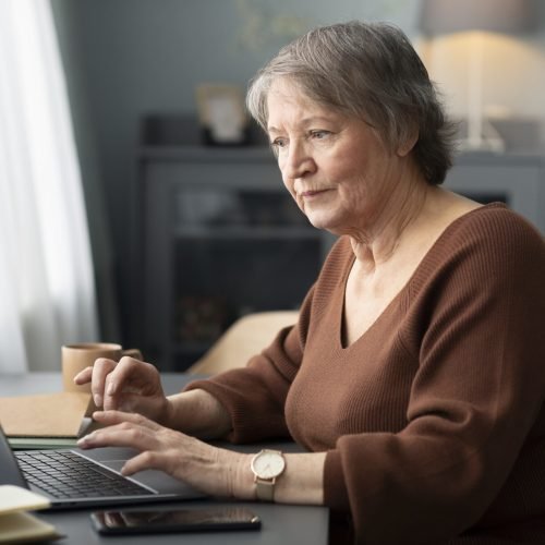 Projeto também determina isenção do pagamento da previdência. (Imagem: Reprodução/Freepik)