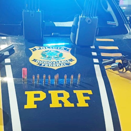 PRF recuperou carro furtado após tentativa de fuga. (Imagem: Divulgação/PRF)